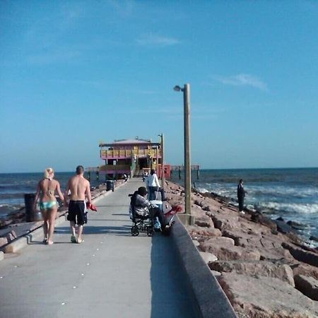Sun Splashed Condo! Steps To Beach And 2 Pools Galveston Island Exterior photo