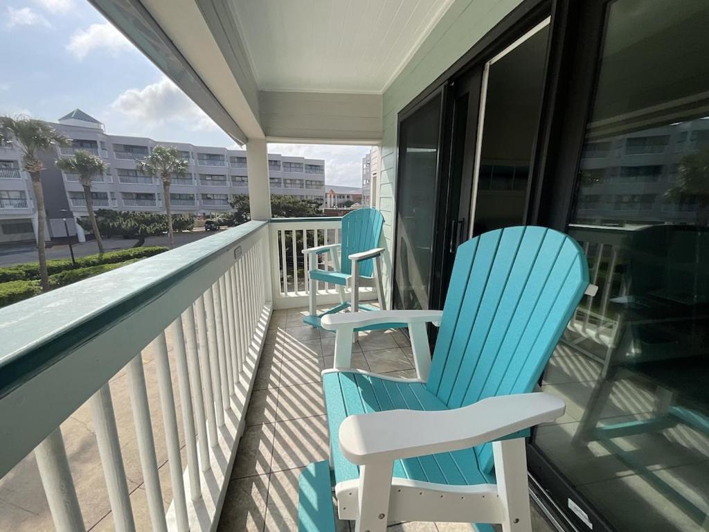 Sun Splashed Condo! Steps To Beach And 2 Pools Galveston Island Exterior photo