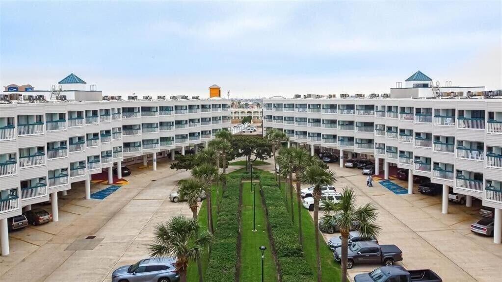 Sun Splashed Condo! Steps To Beach And 2 Pools Galveston Island Exterior photo