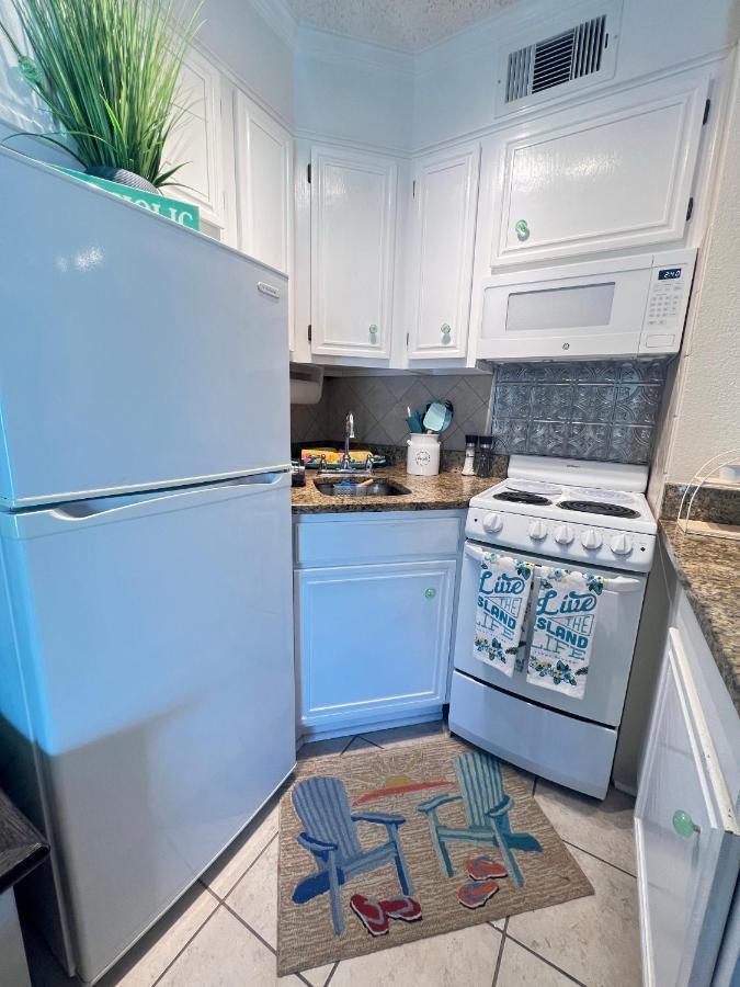 Sun Splashed Condo! Steps To Beach And 2 Pools Galveston Island Exterior photo